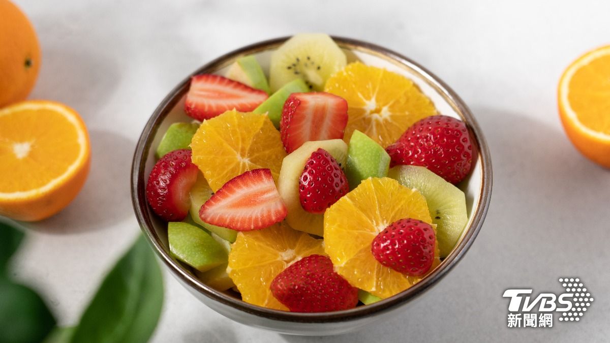 感冒季來臨!醫破「維生素C抗感冒」迷思:吃這些好更快