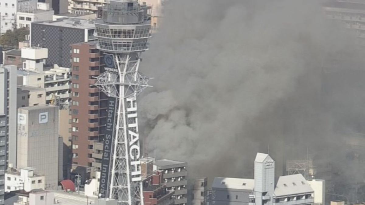 快訊/大阪知名景點通天閣起火!濃煙竄天 30輛消防車急奔搶救