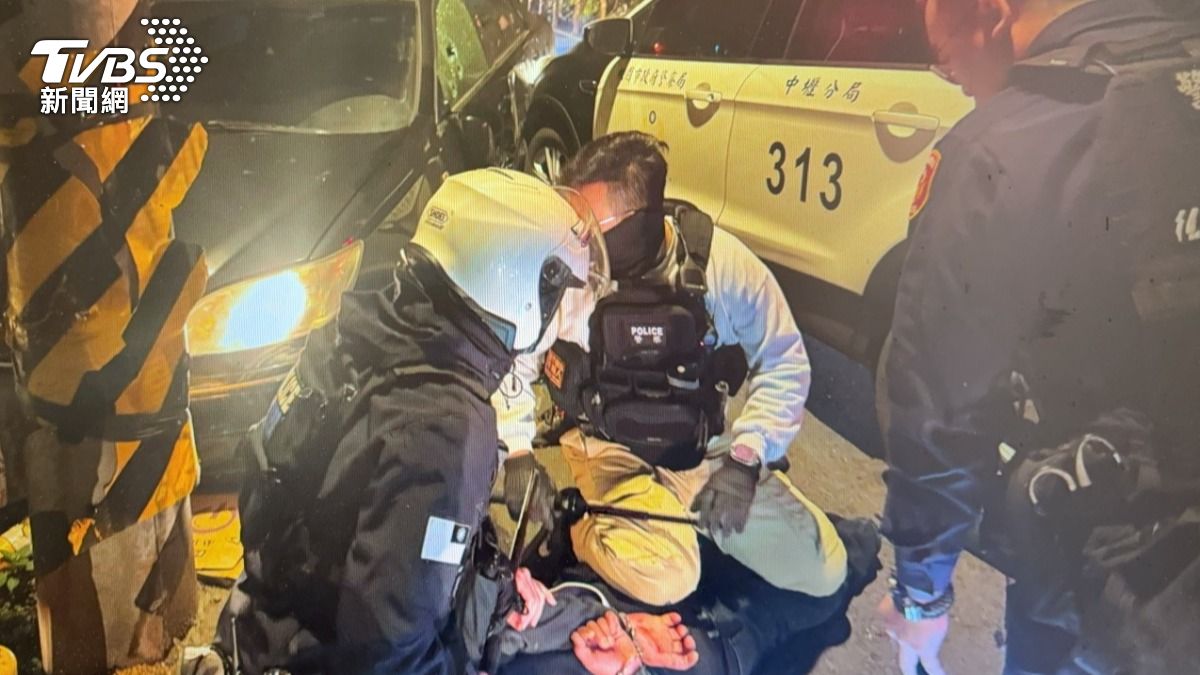 桃園竊車賊不甩警開槍!拒檢狂逃7公里 沿路闖燈、撞傷騎士慘了