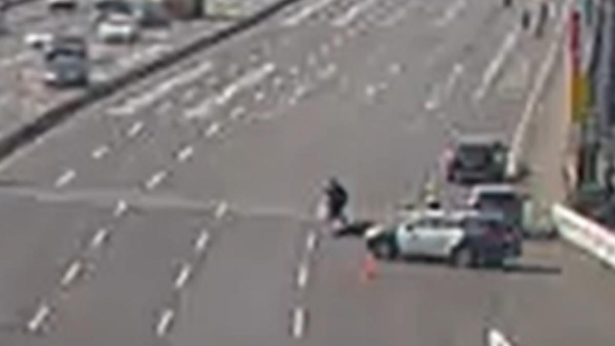 快訊/北市百齡橋碰撞車禍!7旬單車女騎士倒臥車道險象環生