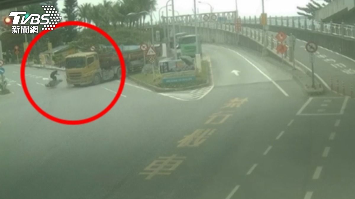 花蓮士兵闖紅燈「鬼切」左轉 遭曳引車撞飛倒地