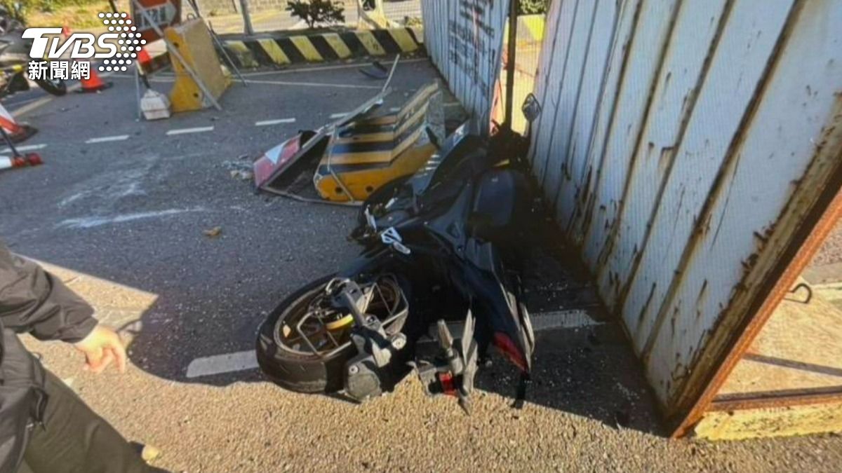 桃園男自撞護欄噴飛!疑精神不濟胯下受傷送醫 現場畫面曝