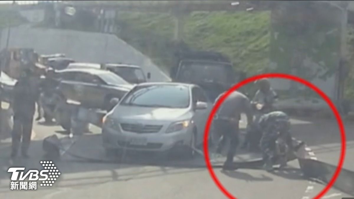 蘆洲越堤道翻車 滿地「鐵捲片」阻交通