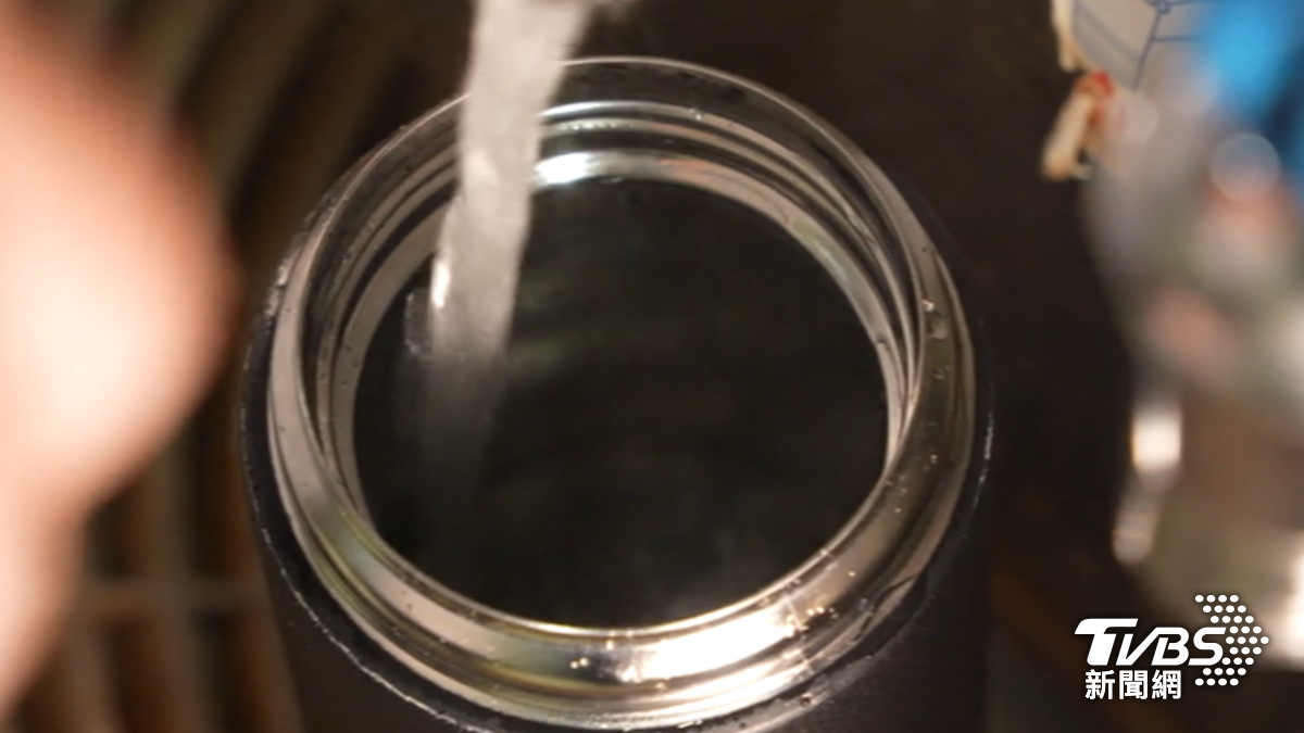 保溫杯用20年竟「金屬中毒」!醫曝杯內早生鏽 出現4狀況快換