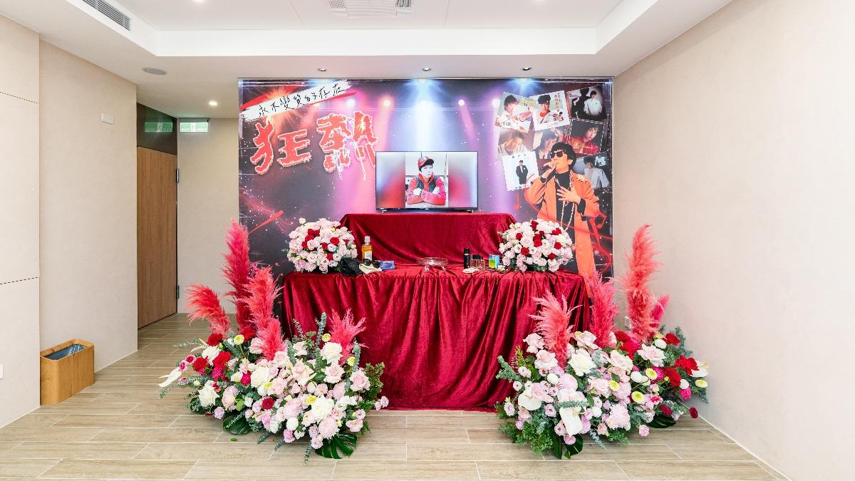 曹西平靈堂開放首日!不見親友、藝人身影 粉絲回顧《康熙》片段追憶