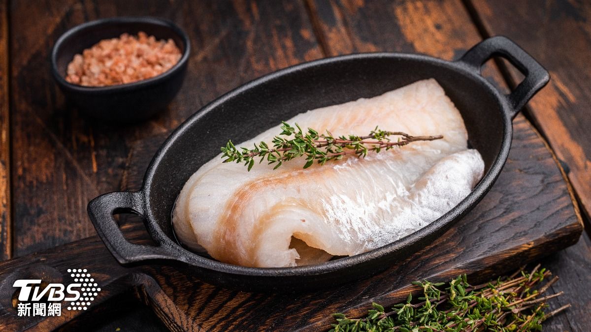 原地社死!她吃「假鱈魚」括約肌慘失守 噴油飄腥臭崩潰:無言到笑