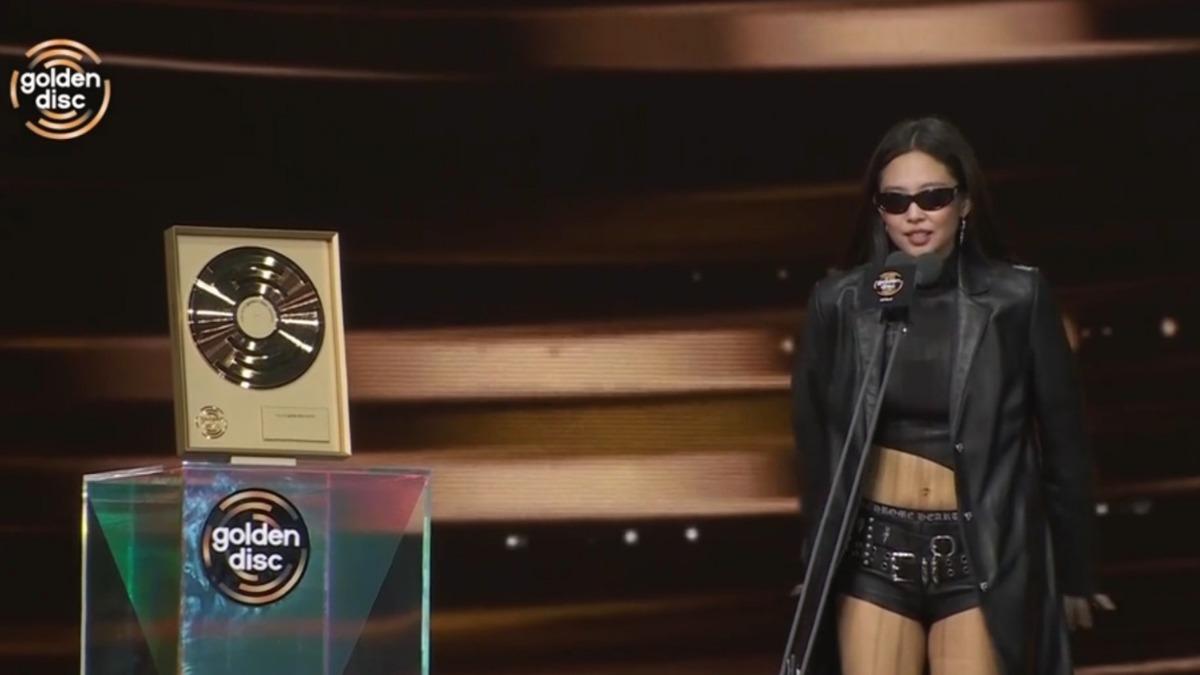 金唱片40/Jennie開心得笑了!勇奪年度藝人大賞 出道十週年羞喊「妝都花了」