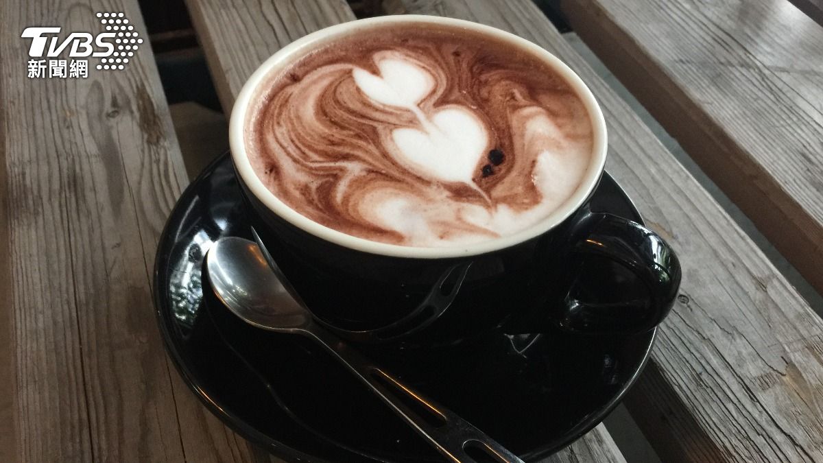 喝拿鐵狂長痘痘「皮膚變超爛」 醫點關鍵:乳糖害你慢性發炎