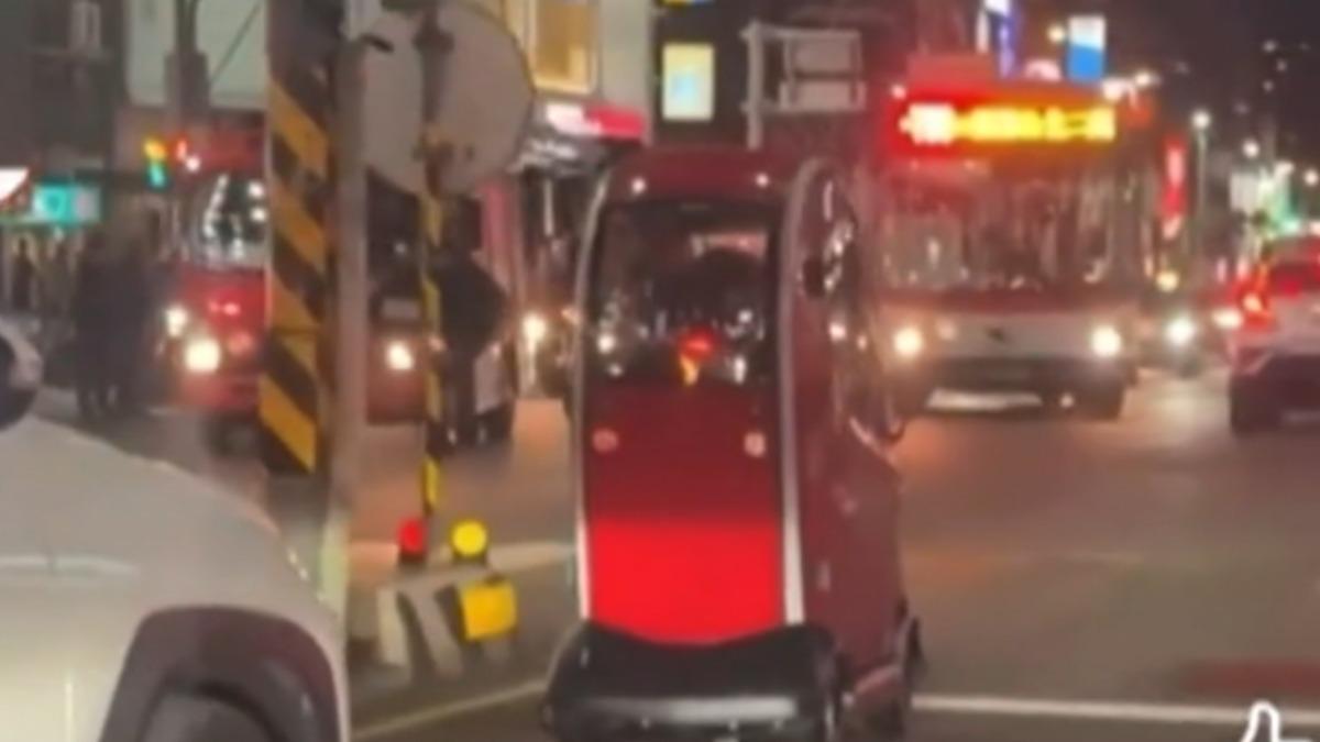 四輪車當車在開?行駛快車道 嚇壞民眾