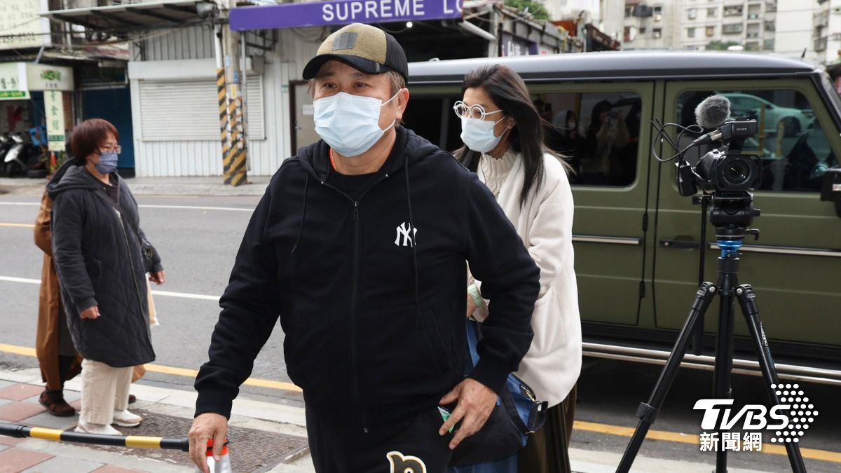 圖／胡瓜和老婆丁柔安一起弔唁曹西平。（TVBS 提供）