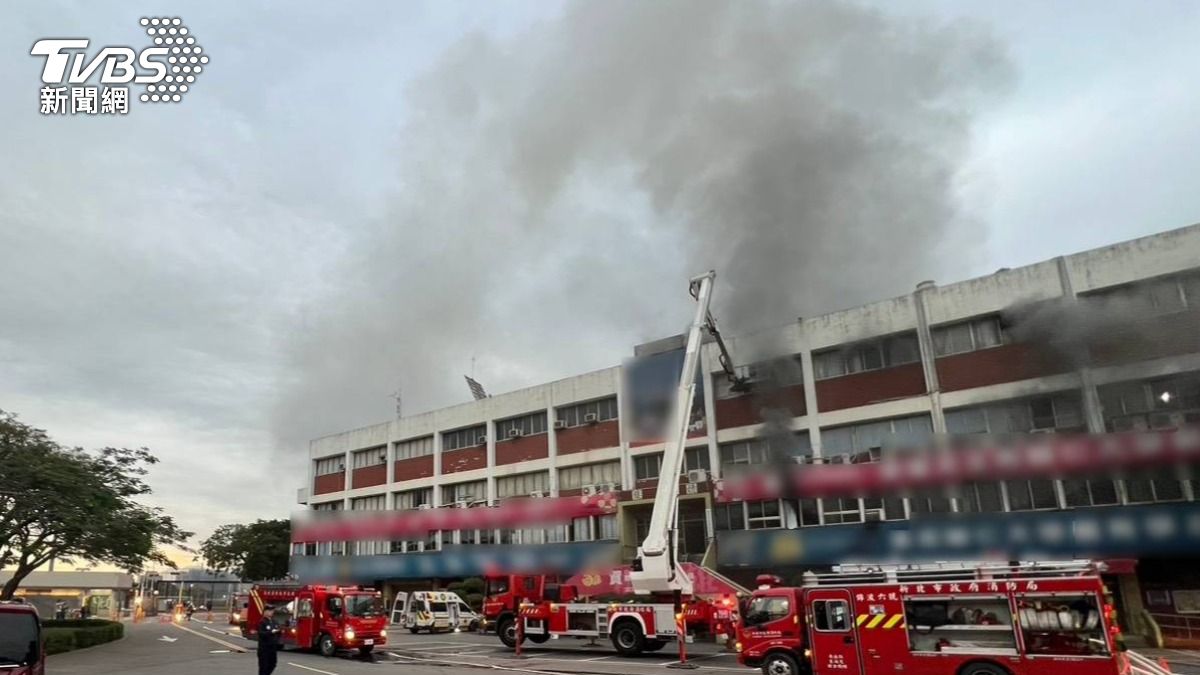 快訊/輔仁大學教室起火「灰煙竄天」 大批警消搶救中