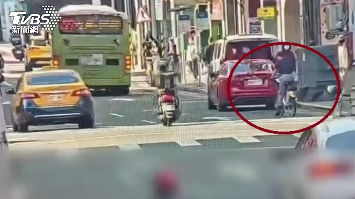 嫌犯騎乘UBIKE與路人發生爭執前情況。(圖/TVBS) 圖/嫌犯騎乘UBIKE與路人發生爭執前情況。(TVBS 提供)