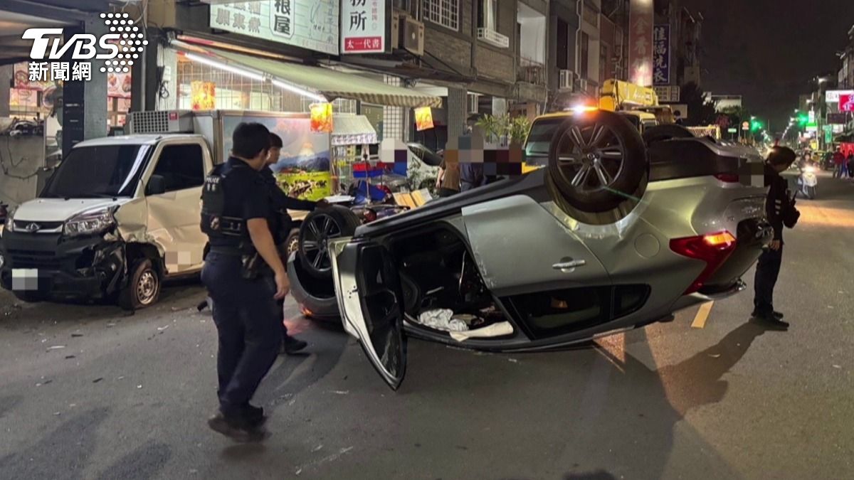 圖／轎車撞上一旁貨車再衝向知名黑輪店後翻覆。（TVBS 提供）