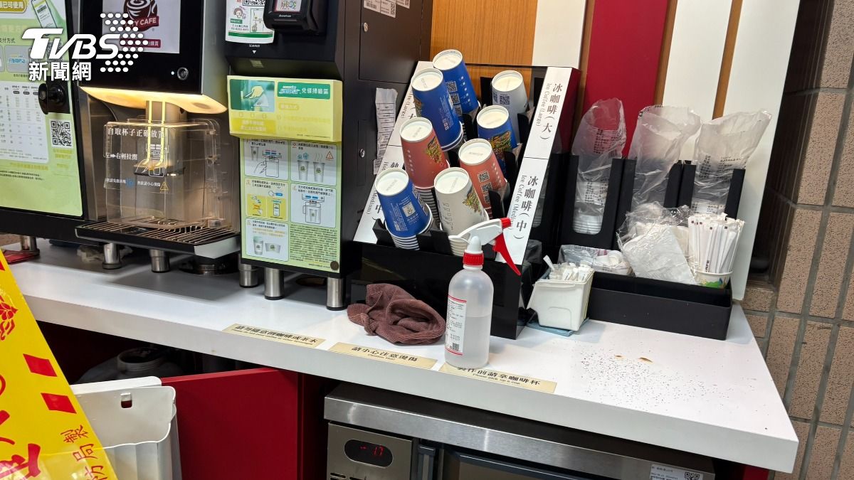 女子超商內點火燒螞蟻。（圖／TVBS）