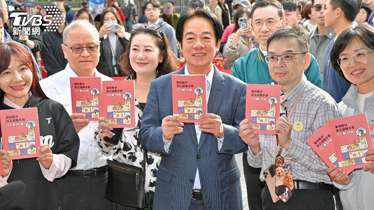 總統賴清德手持獸醫師公會全聯會推出「動物版小橘書」。（圖／胡瑞麒攝）