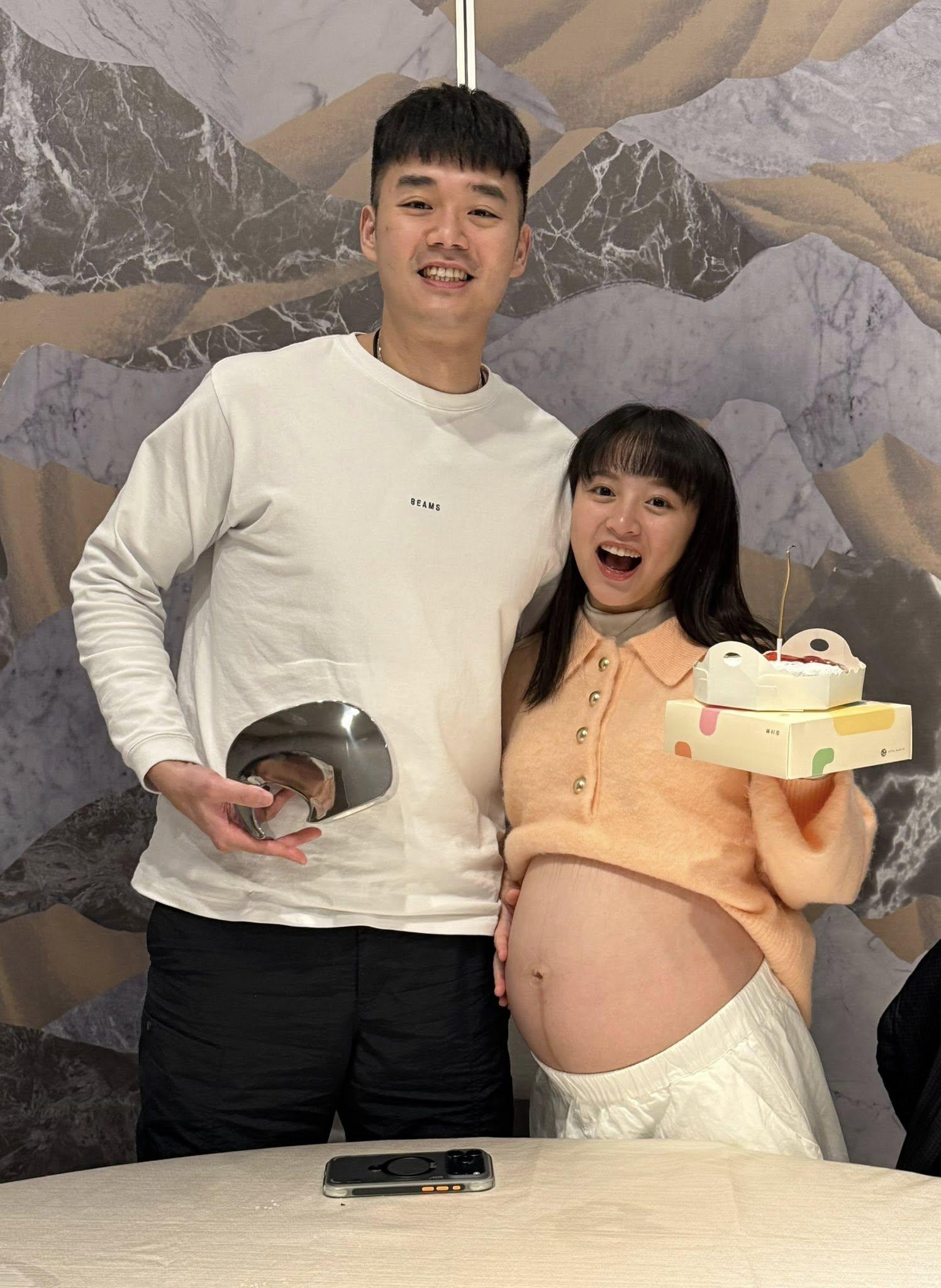 王齊麟與老婆十元。(圖/翻攝自王齊麟臉書) 圖/王齊麟與老婆十元。(TVBS 提供)
