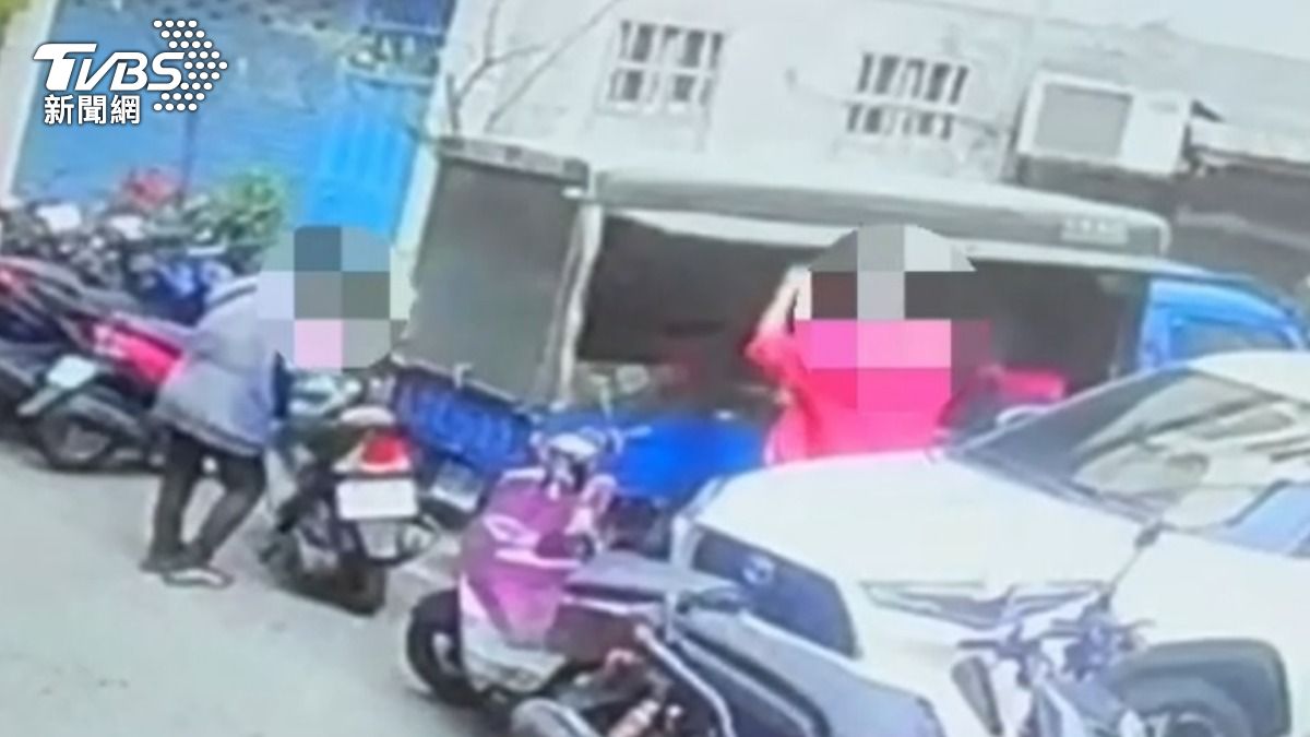 圖／廖翁與妻子下班後整理餐車。（TVBS 提供）