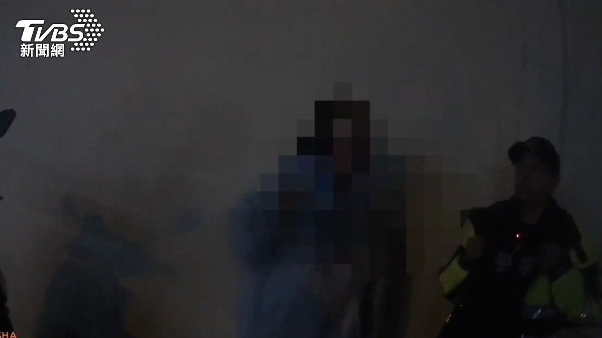 女乘客嚇壞,報警處置後還原當時情況。(圖/TVBS) 圖/女乘客嚇壞,報警處置後還原當時情況。(TVBS 提供)