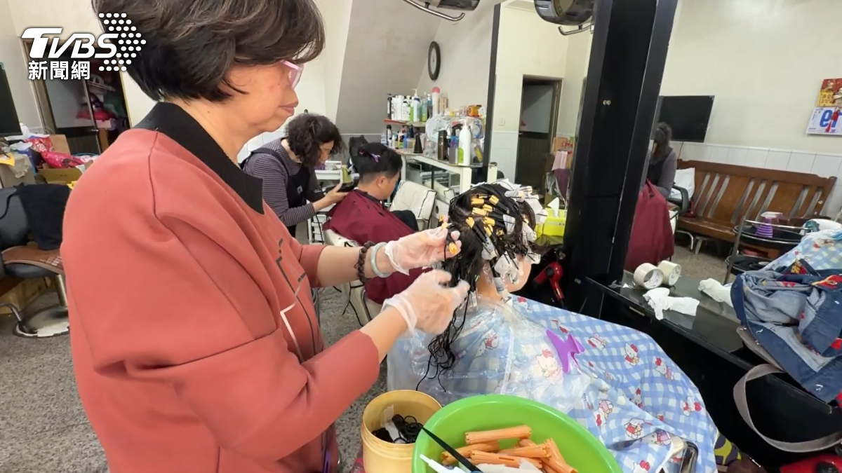 獨／帶著老花眼上髮捲！ 玉竹街圈復古理髮廳藏「燙髮」專家│TVBS新聞網