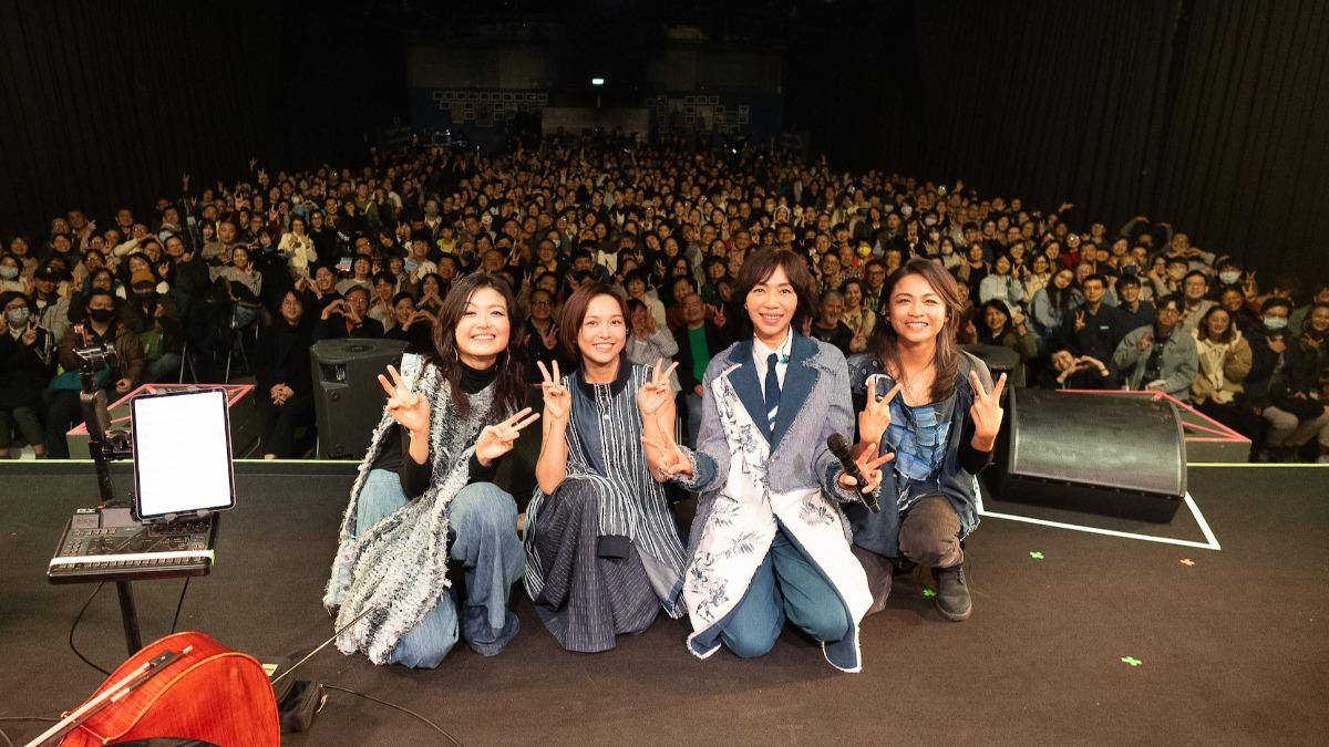 「萬芳與壯女們」演出吸引滿滿粉絲到場搶看。(圖/Legacy Taipei、原點概念提供) 圖/「萬芳與壯女們」演出吸引滿滿粉絲到場搶看。(TVBS 提供)
