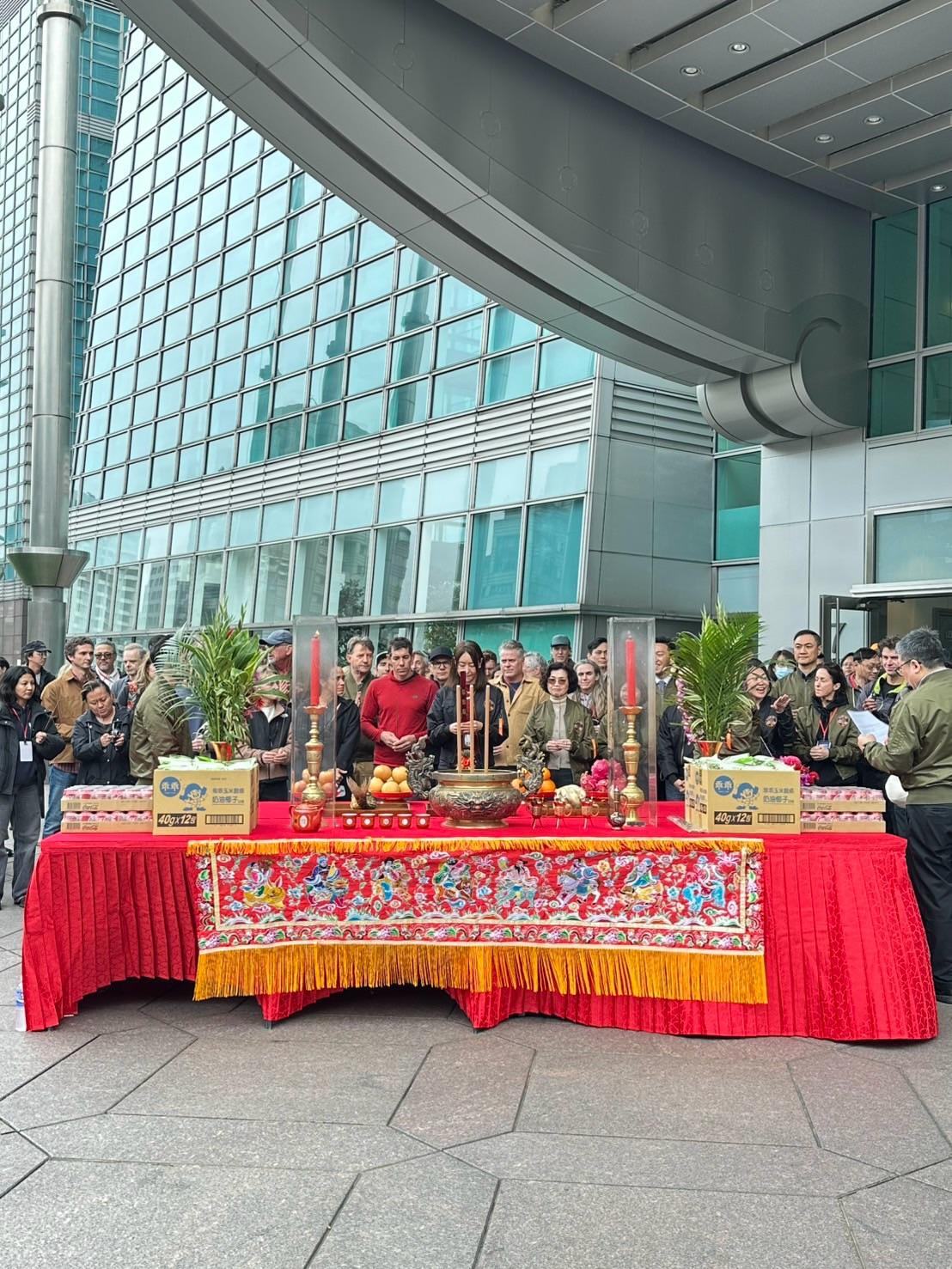圖／賈永婕曬出此次活動相關工作人員在台北101底下，拜拜祈求活動平安、順利的照片。（TVBS 提供）
