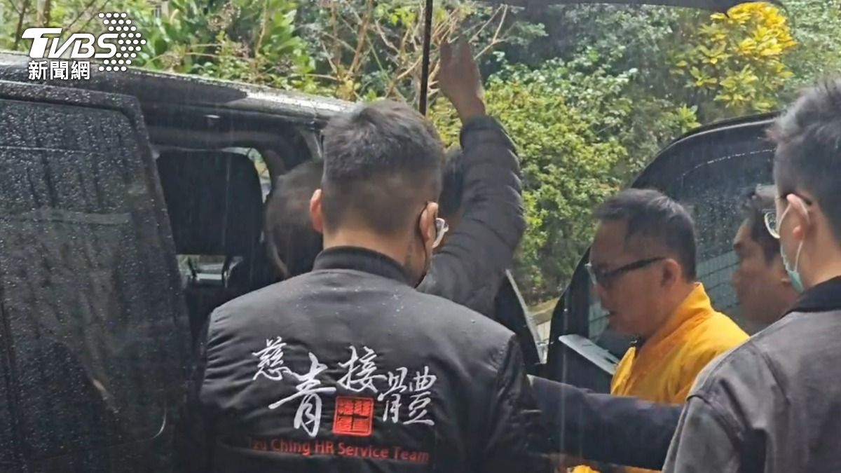 基隆火災/詹能傑殉職!父親與弟弟重返火場現場 哀傷招魂畫面曝