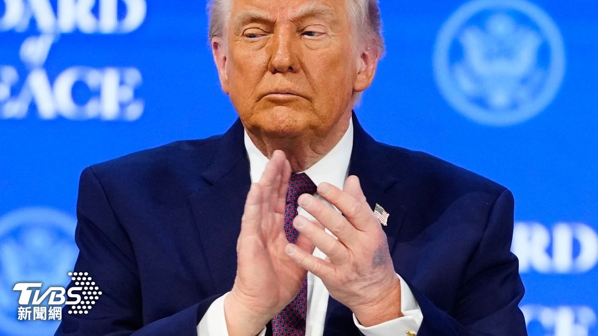 川普手上現新瘀青再引揣測 自稱「撞到桌子」駁健康傳聞