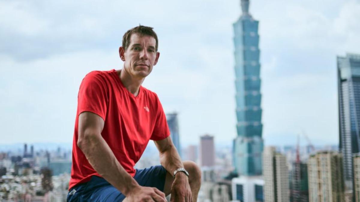 有意外怎辦?傳奇攀岩家明挑戰徒手爬101 Netflix直播備戰、驚動雷神索爾團隊