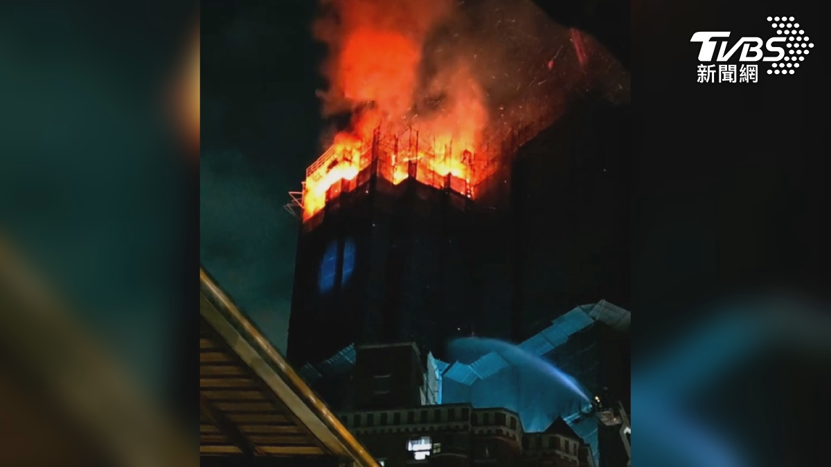 高雄新建豪宅深夜竄火! 26樓燒成火海 消防員徒步搶救