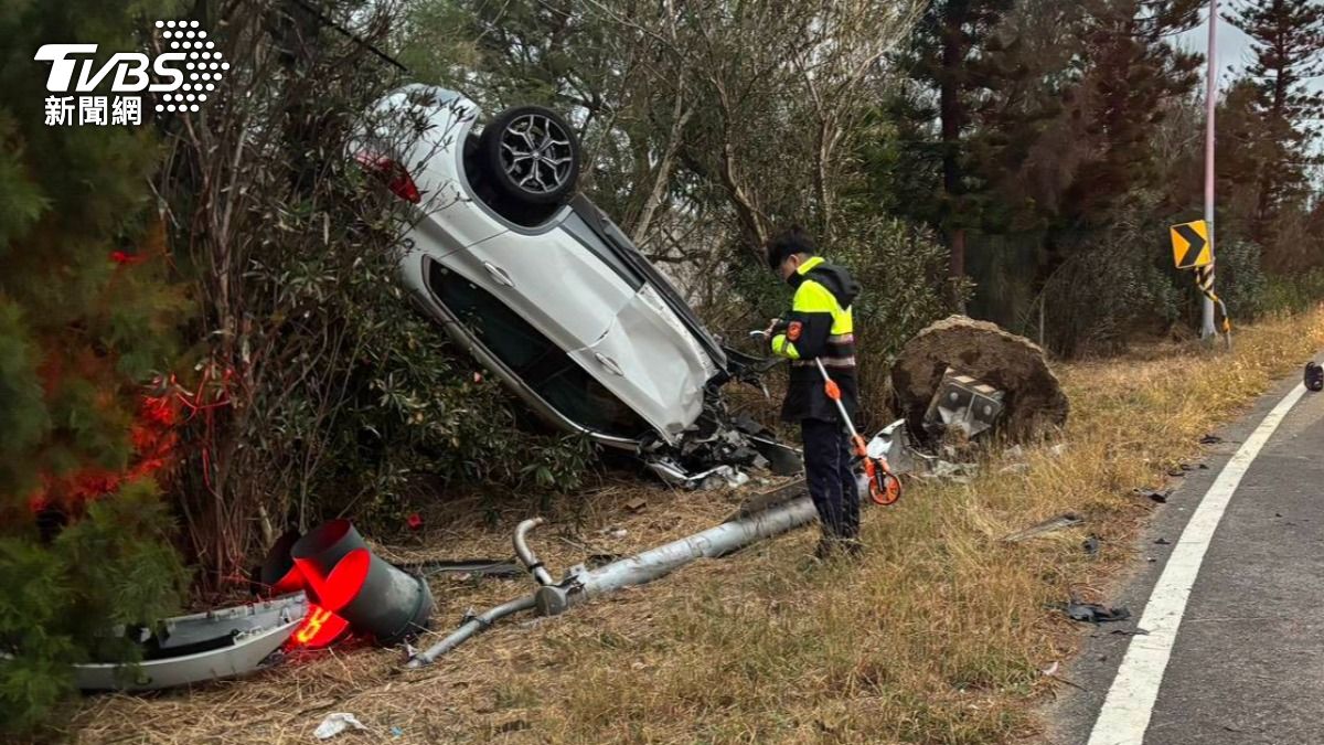 BMW酒駕自撞!澎湖男內臟出血 車子噴飛「倒栽蔥」