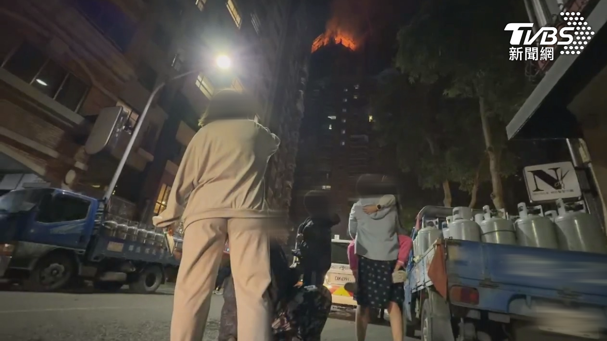 高雄建案深夜惡火! 鄰宅急逃「電梯井淹水」成另類受災戶