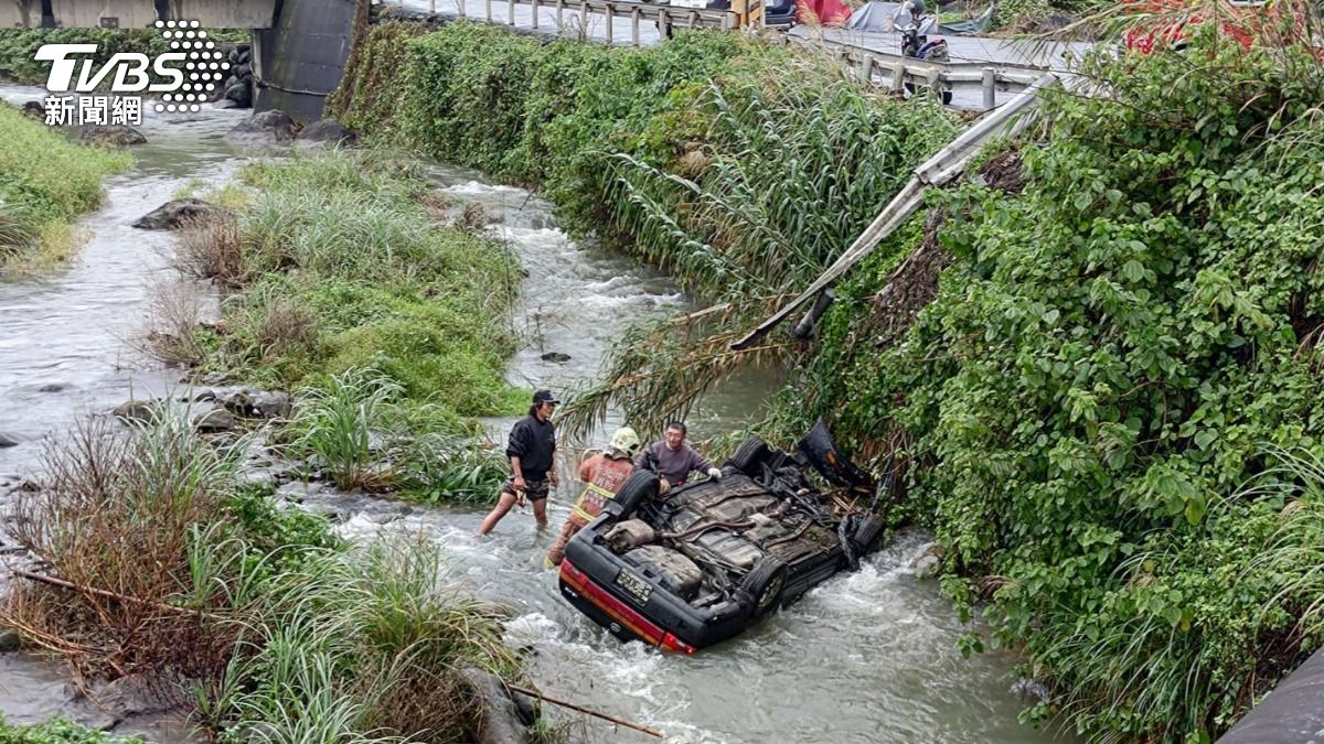 快訊/新北貢寮轎車翻覆「墜5米深河道」 1男命危急送醫