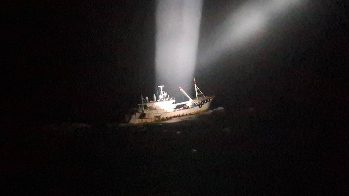 陸漁船「避開巡弋」繞行越界! 闖澎湖海域搶撈高價土魠魚