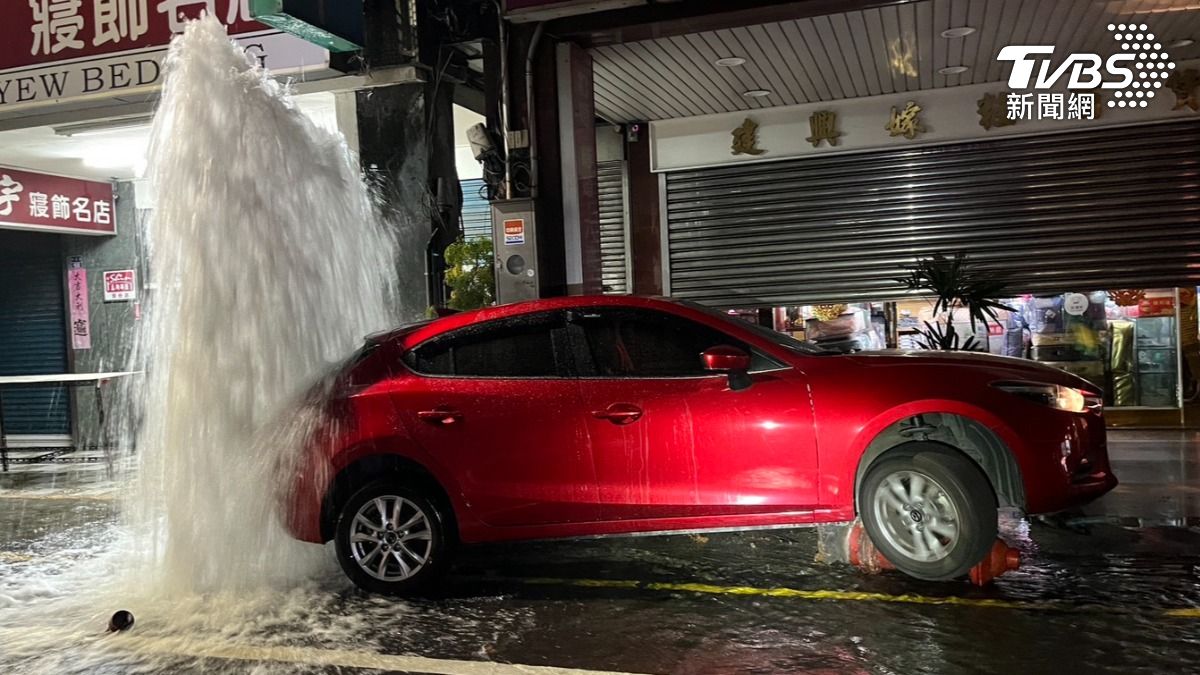 苗栗小姐姐輾斷消防栓!現場秒變小噴泉 恐須賠償10萬