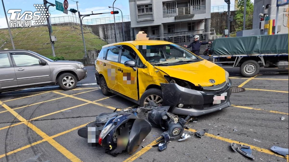 騎士雙載闖紅燈撞上計程車，2人命危送醫搶救中。（圖／TVBS）