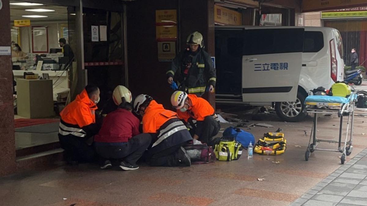 快訊/三立電視車撞進南京東路銀行!6人受傷 婦人頭爆血急救中