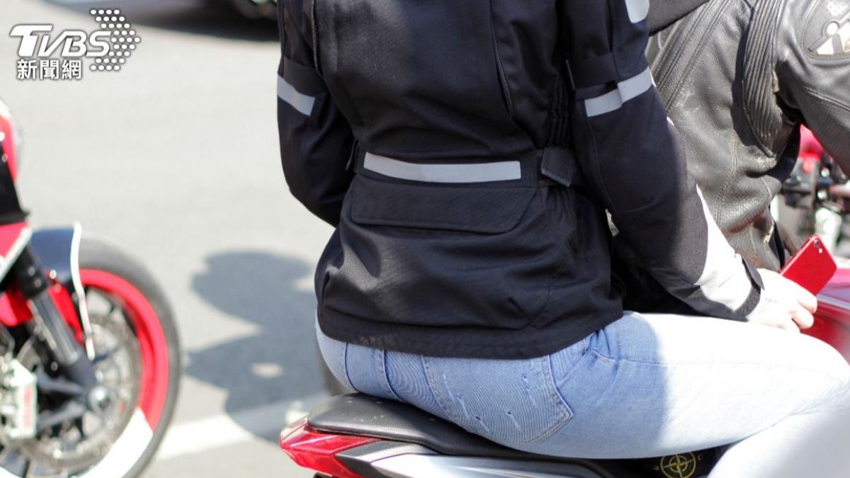 網傳「後座抱緊騎士」罰600元?警方澄清了:4行為才違規