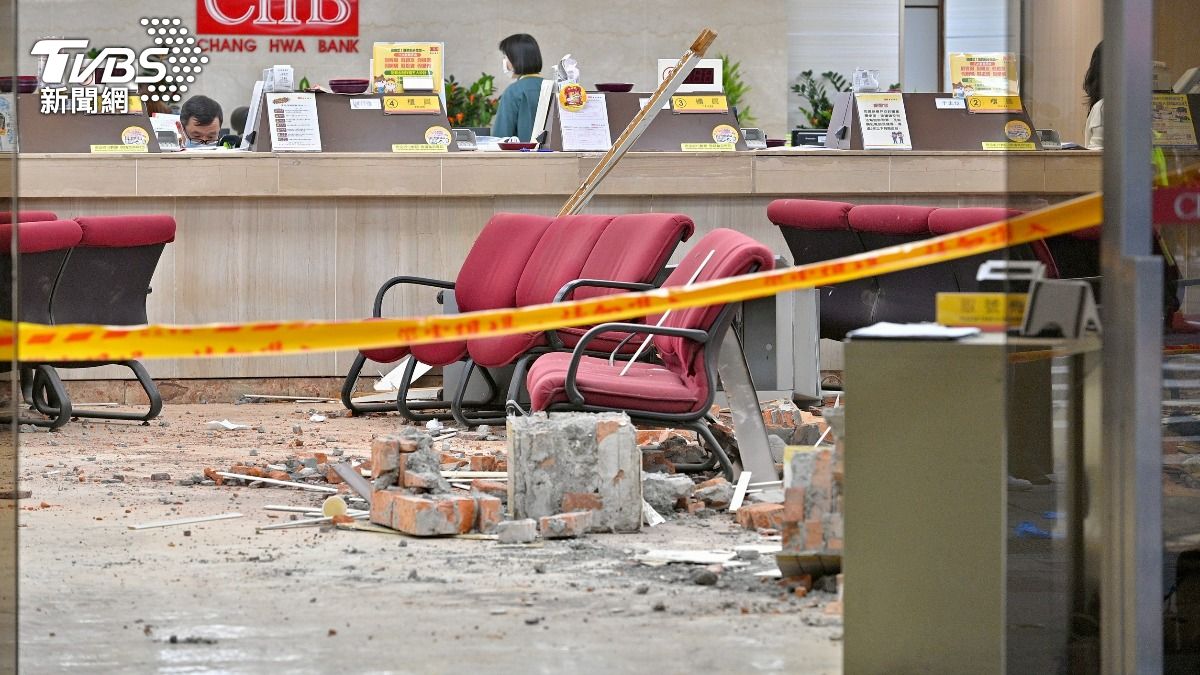 有片/彰銀內部監視器流出 保全與死神擦肩「大跳」逃過一劫