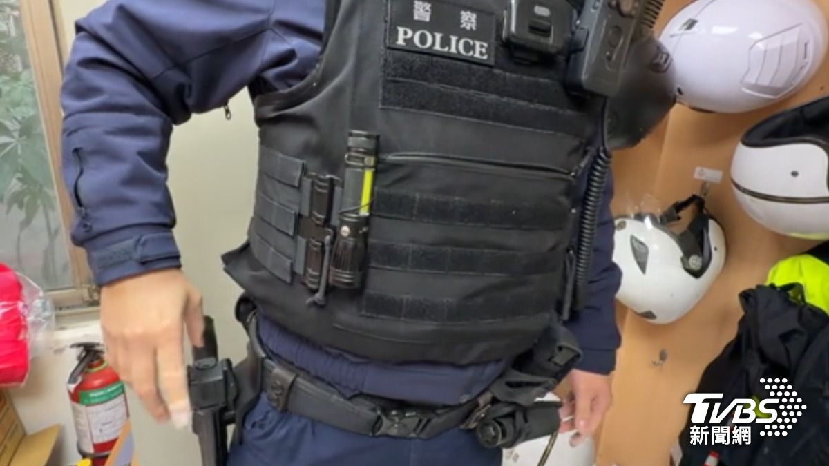 警察裝備重達逾5公斤!槍彈、辣椒水全上身