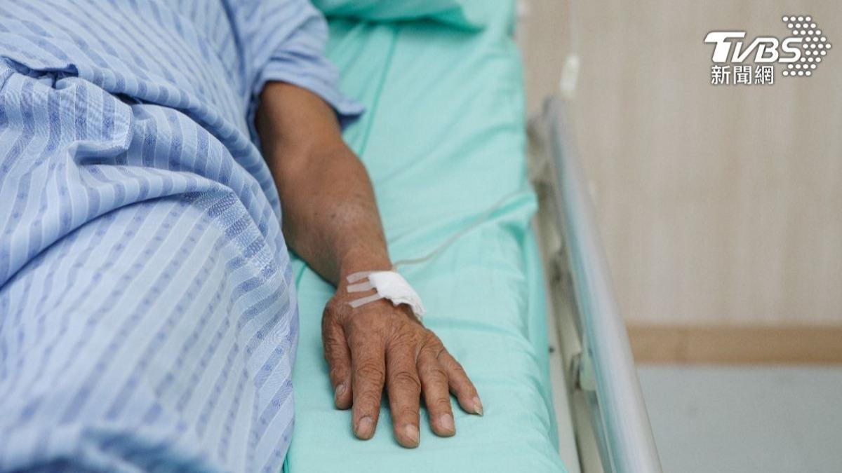 長輩住院「拒絕看護」!他陷兩難 過來人勸:安全比尊嚴重要