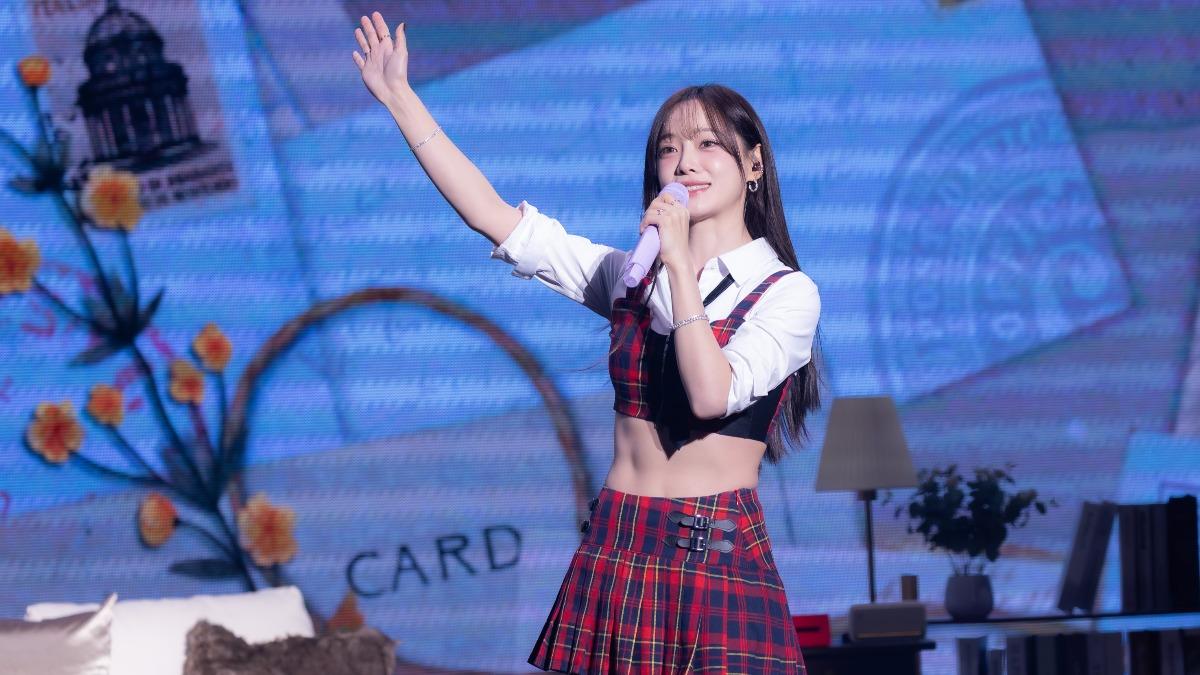 金世正台北演唱連飆金曲!脫浴袍展現「超狂腹肌」 中文告白:好想你們