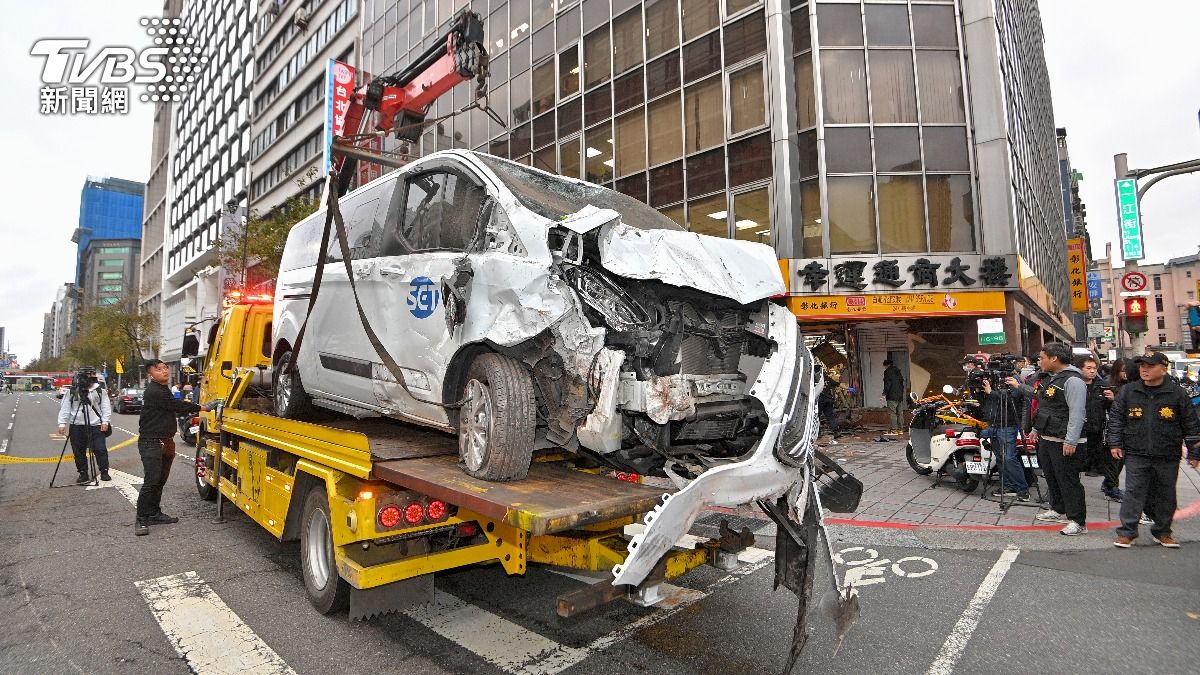 [新聞] 生死一瞬間！三立採訪車撞進彰銀　目擊 - 八卦 - PTT.BEST 批踢踢爆文 3