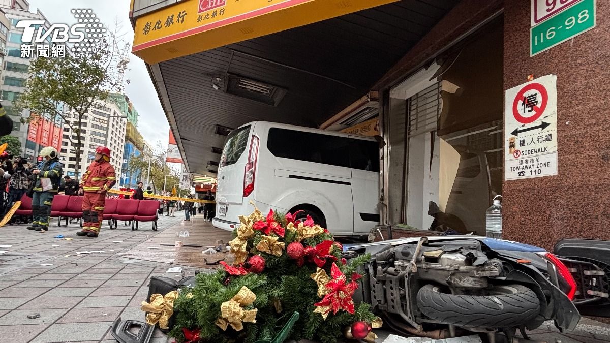[新聞] 生死一瞬間！三立採訪車撞進彰銀　目擊 - 八卦 - PTT.BEST 批踢踢爆文 2