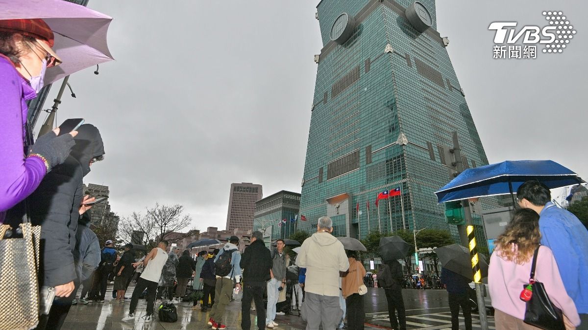 霍諾德赤手攀101延期!網湧入Netflix粉專狂刷4字 明天氣曝光