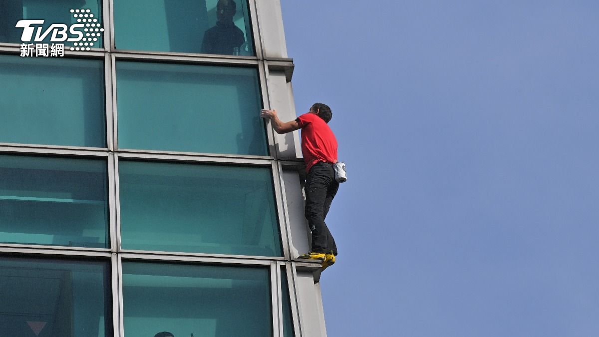 霍諾德徒手攀台北101登頂!關鍵裝備「小袋子」和這牌鞋子