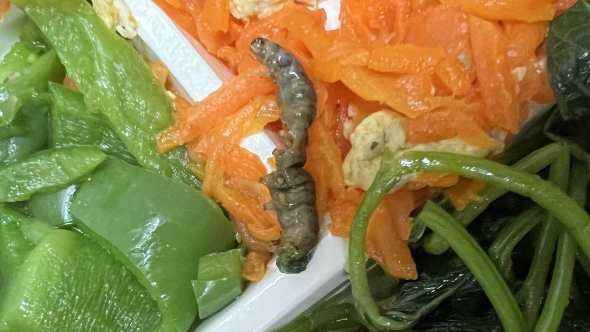 台南清粥小菜地瓜葉夾出「肥美菜蟲」崩潰 業者道歉:加強清潔