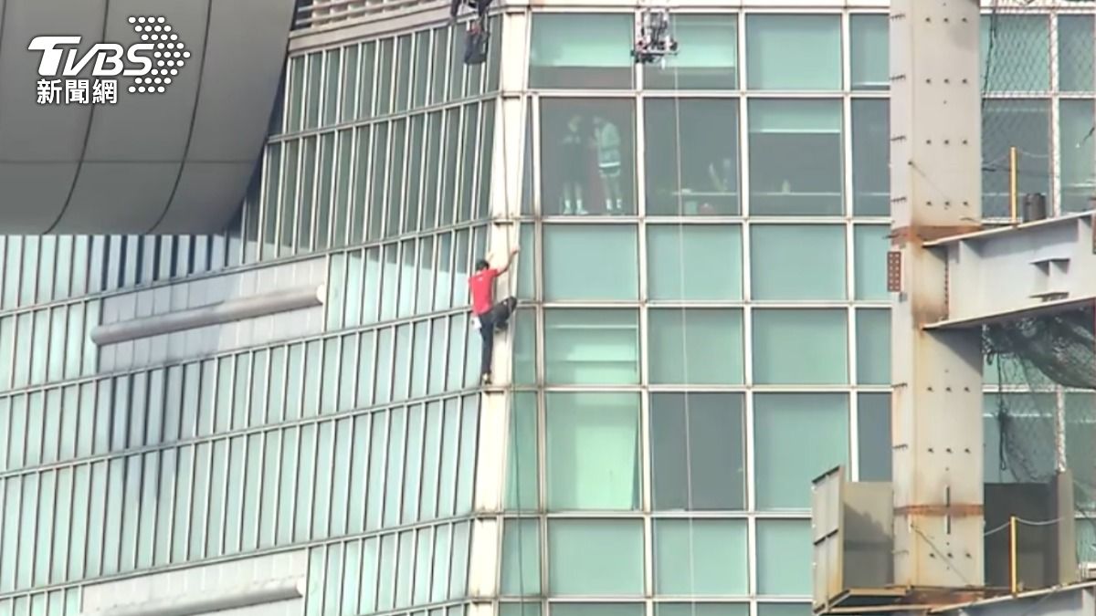 霍諾德攀101驚見「窗內有人拍照揮手」 轉播來賓嚇壞