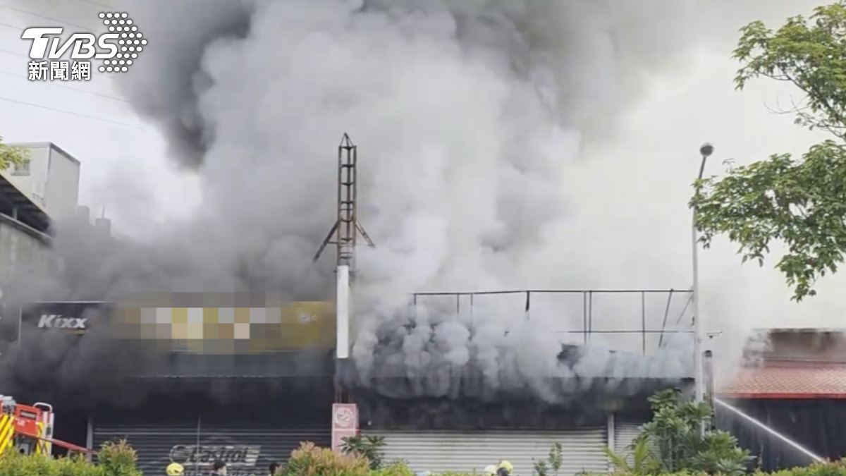 快訊/宜蘭汽修廠嚴重火警「濃煙直竄天際」 驚險畫面曝