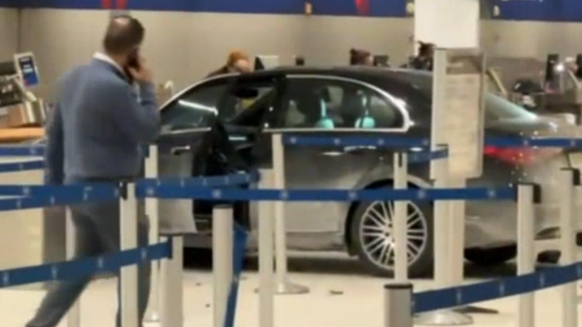 有片/美轎車衝進底特律機場航廈!達美航空櫃台6人傷