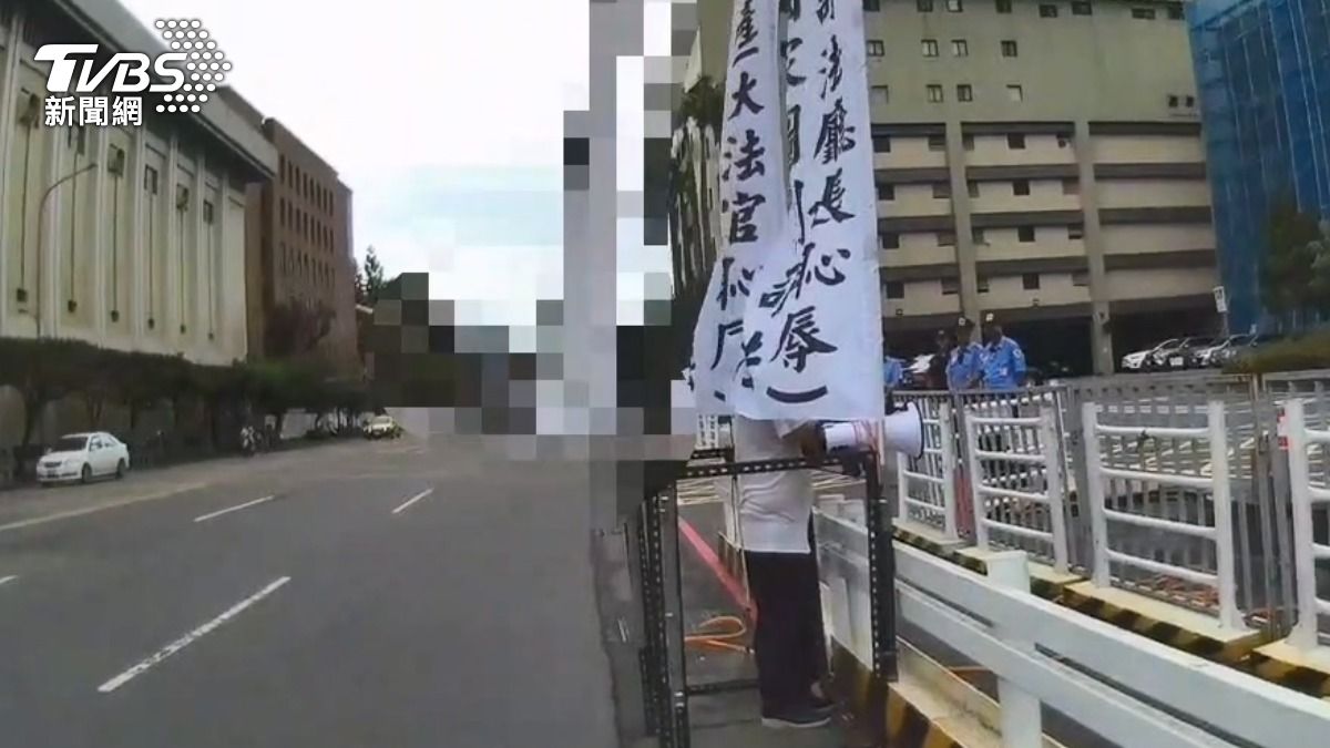 陳抗男持大聲公!司法院前狂吼連鬧4個月 警勸說無效送辦